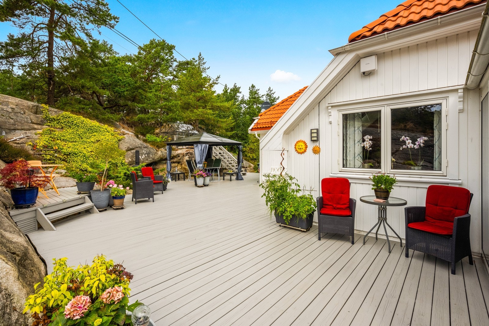 Usjenert og idyllisk uteplass Galleribilde