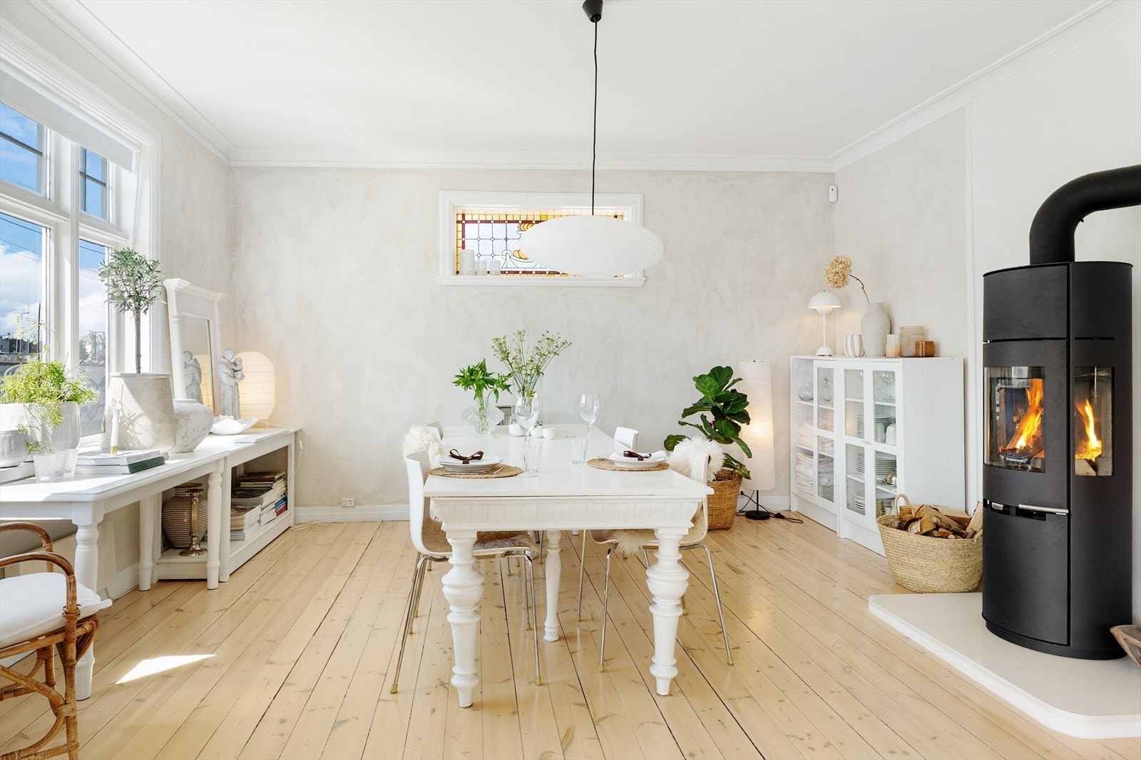 Det er montert en stor vedovn i den ene stuen, for hygge og varme på kalde dager. Galleribilde