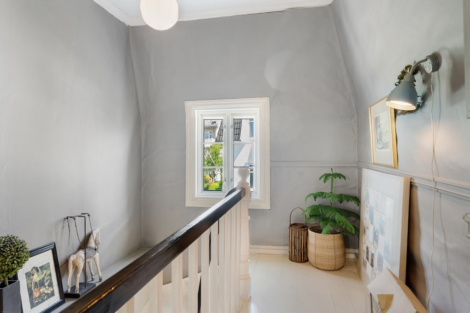 I denne etasjen er tre store soverom, bad og vaskerom. Galleribilde