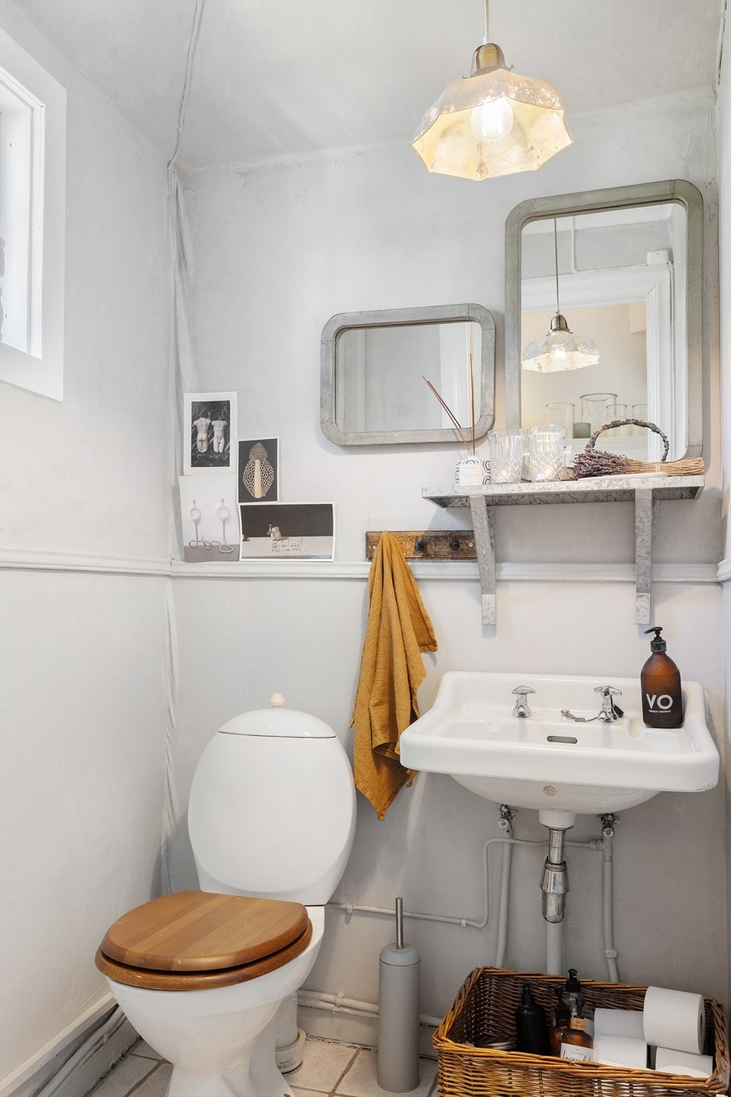 Praktisk gjeste-WC med adkomst fra hallen. Galleribilde