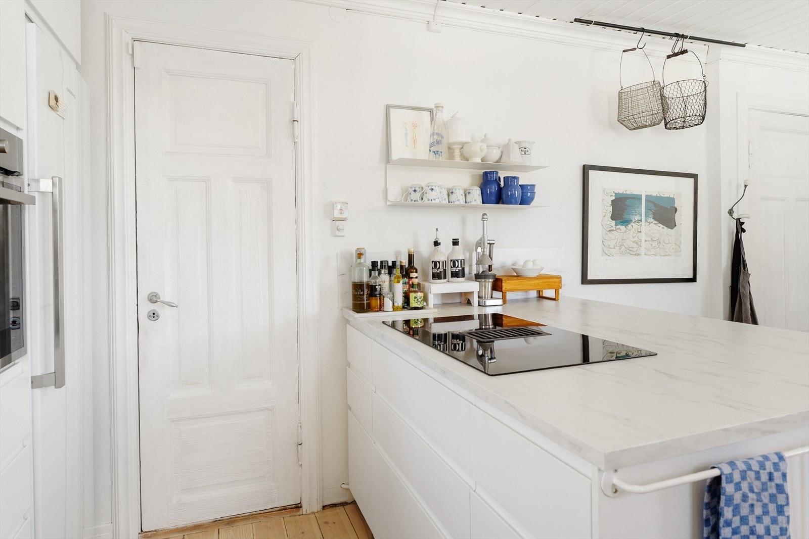 Kjøkkeninnredningen ble montert i 2021 og fremstår som stilren og funksjonell. Galleribilde