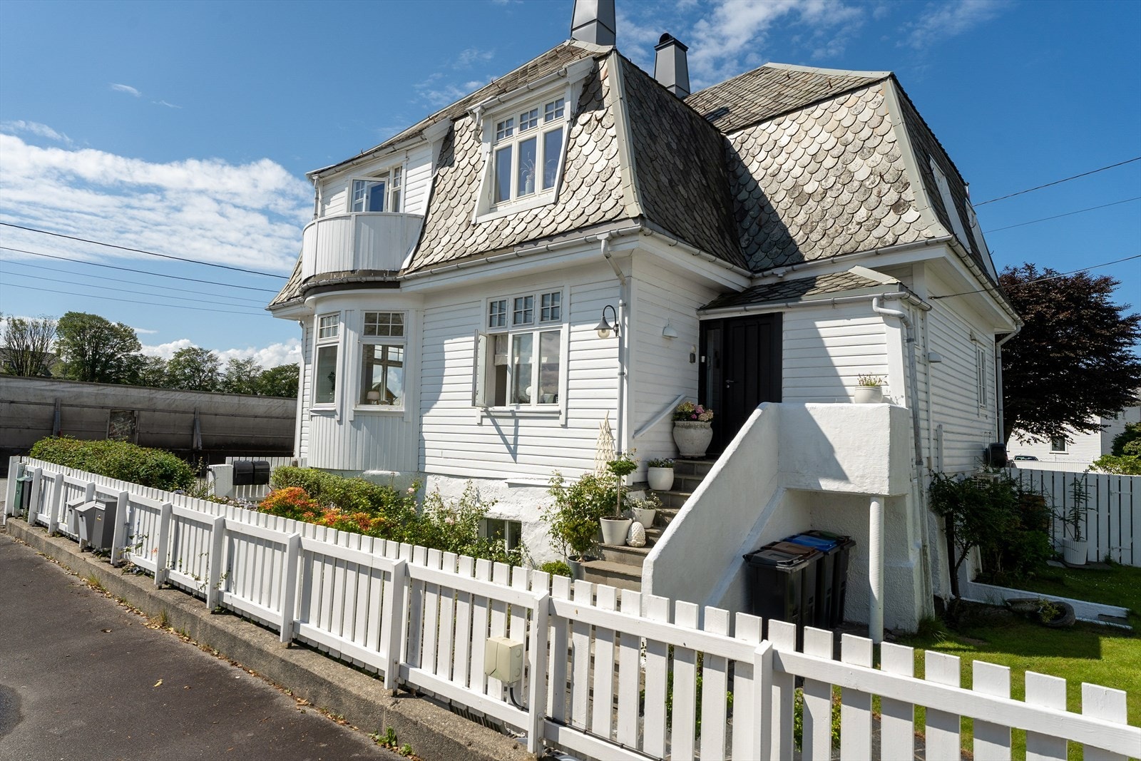 Boligen er oppført over tre innholdsrike etasjer + lagringsloft. Galleribilde