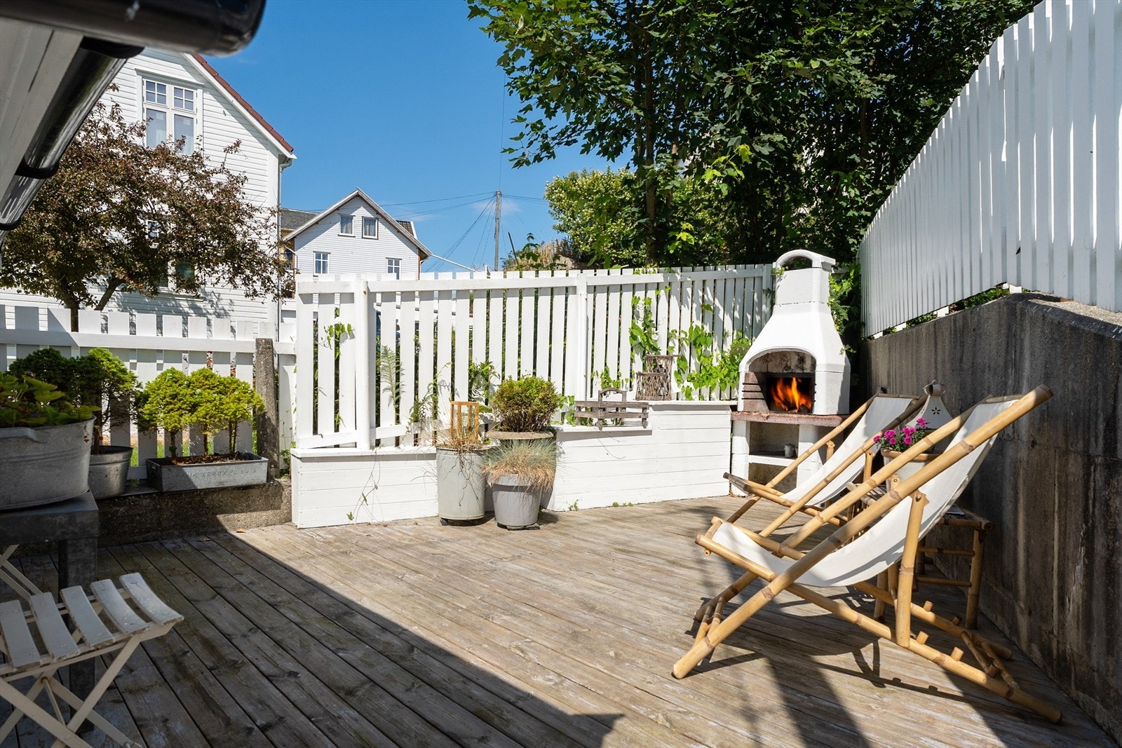 Eiendommen har velholdt hage, nydelig beplantning, skjermede uteplasser og utepeis. Galleribilde