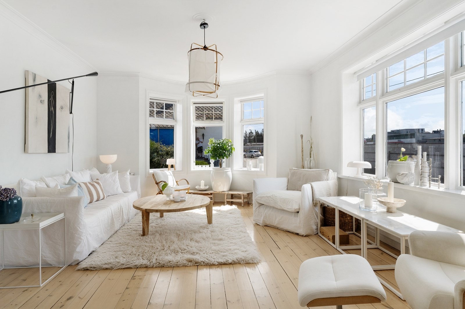 I hovedetasjen finner dere to lyse, store stuer. Rause vindusflater gir godt med naturlig lys. Galleribilde