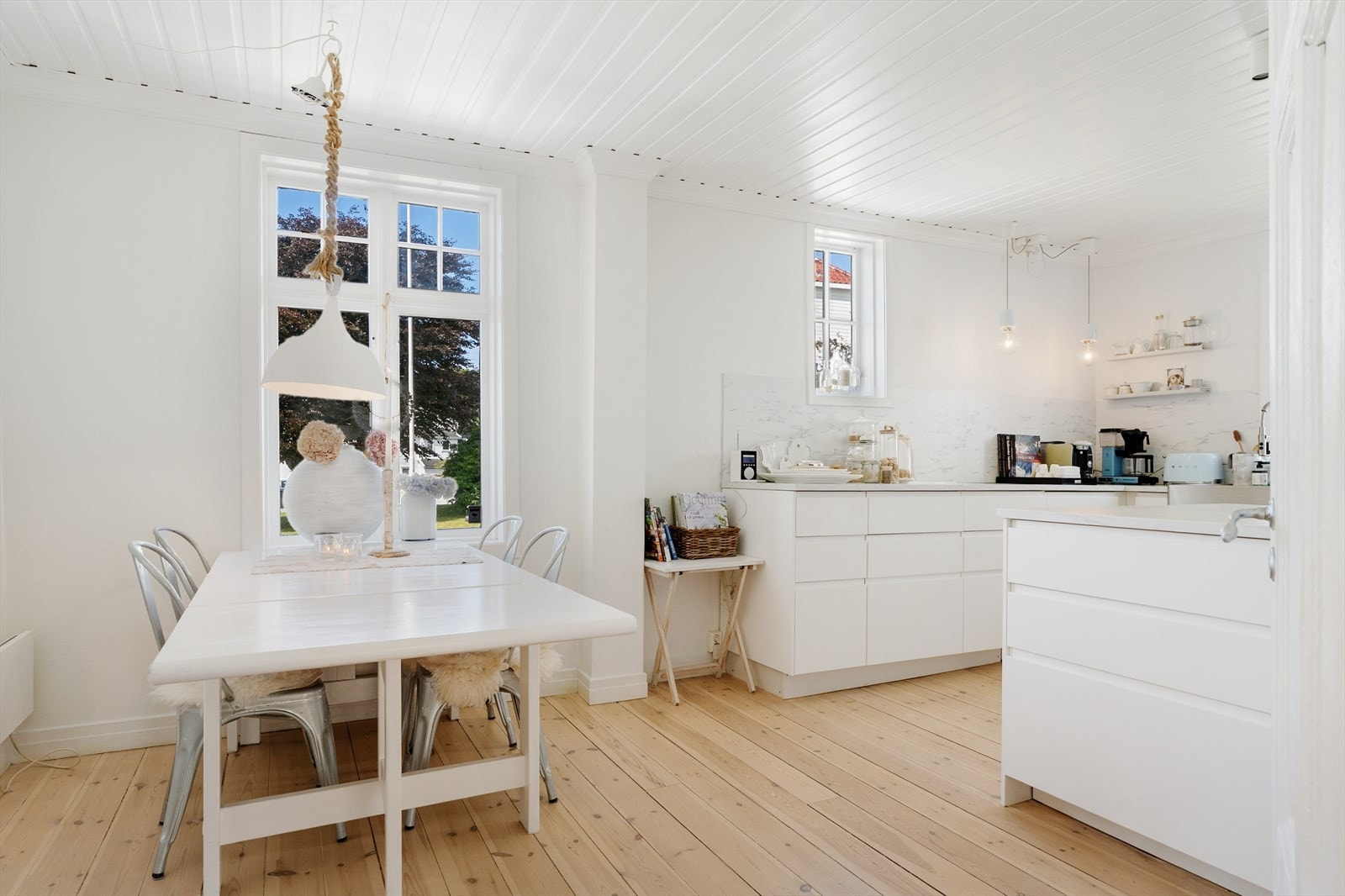 Plass til frokostgruppe. Galleribilde