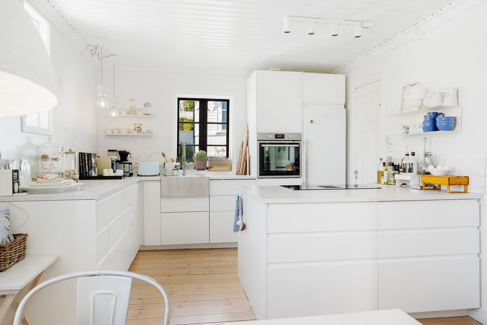 Separat kjøkken av meget god størrelse. Innredningen har store arbeidsflater og god oppbevaringsplass. Galleribilde