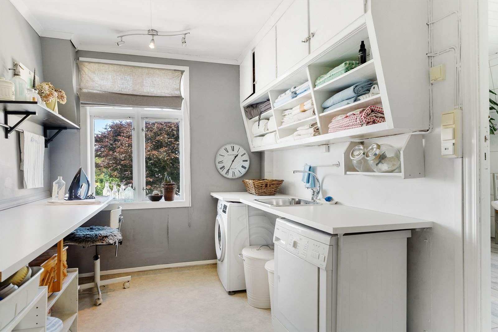 Separat vaskerom med praktisk vaskeromsinnredning. Galleribilde