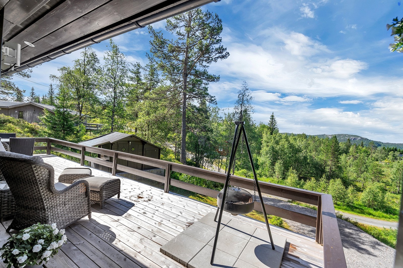 Romslig terrasse til å nyte sola Galleribilde
