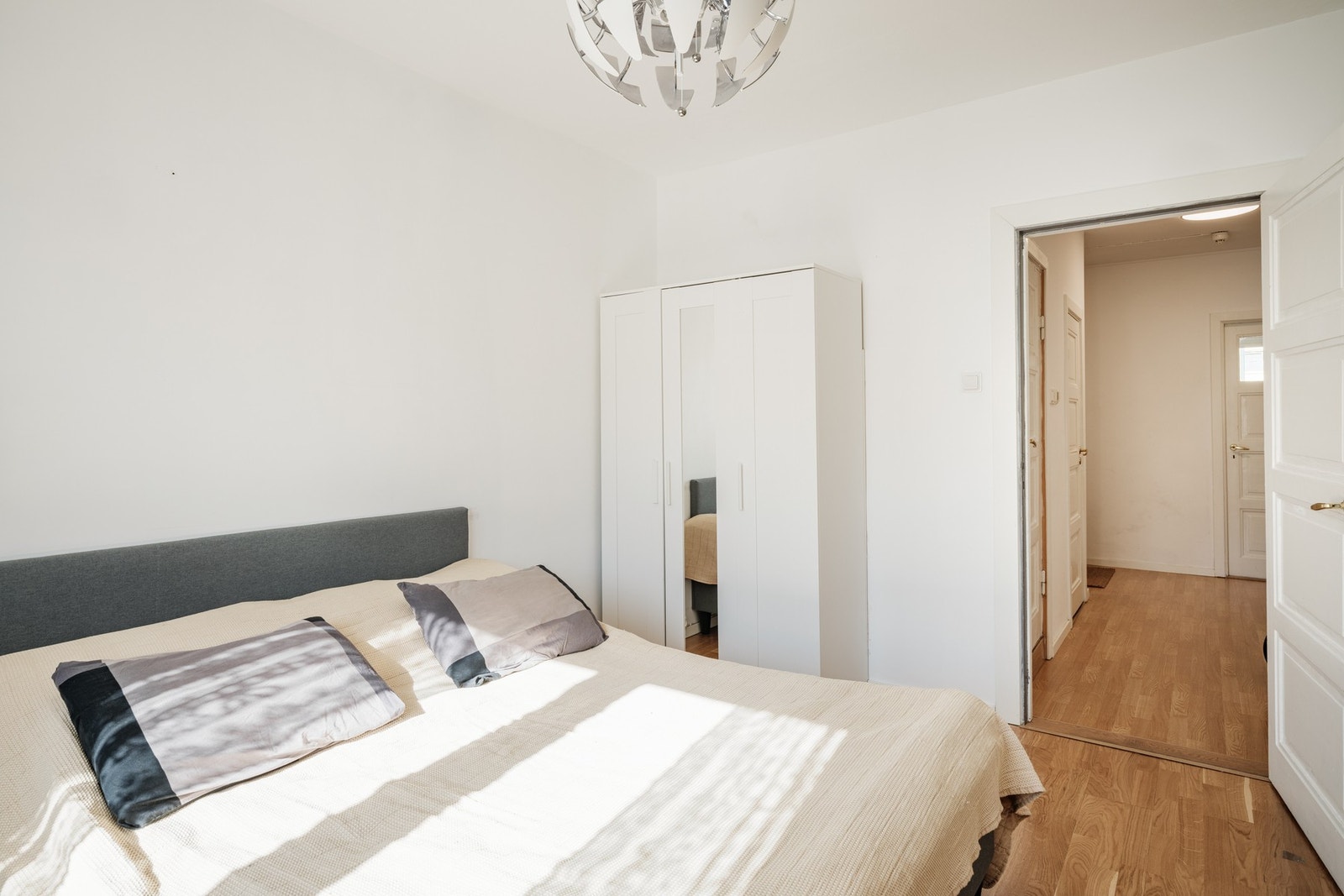 God plass til dobbeltseng og tilhørende nattbord, samt oppbevaringsmøbler. Galleribilde