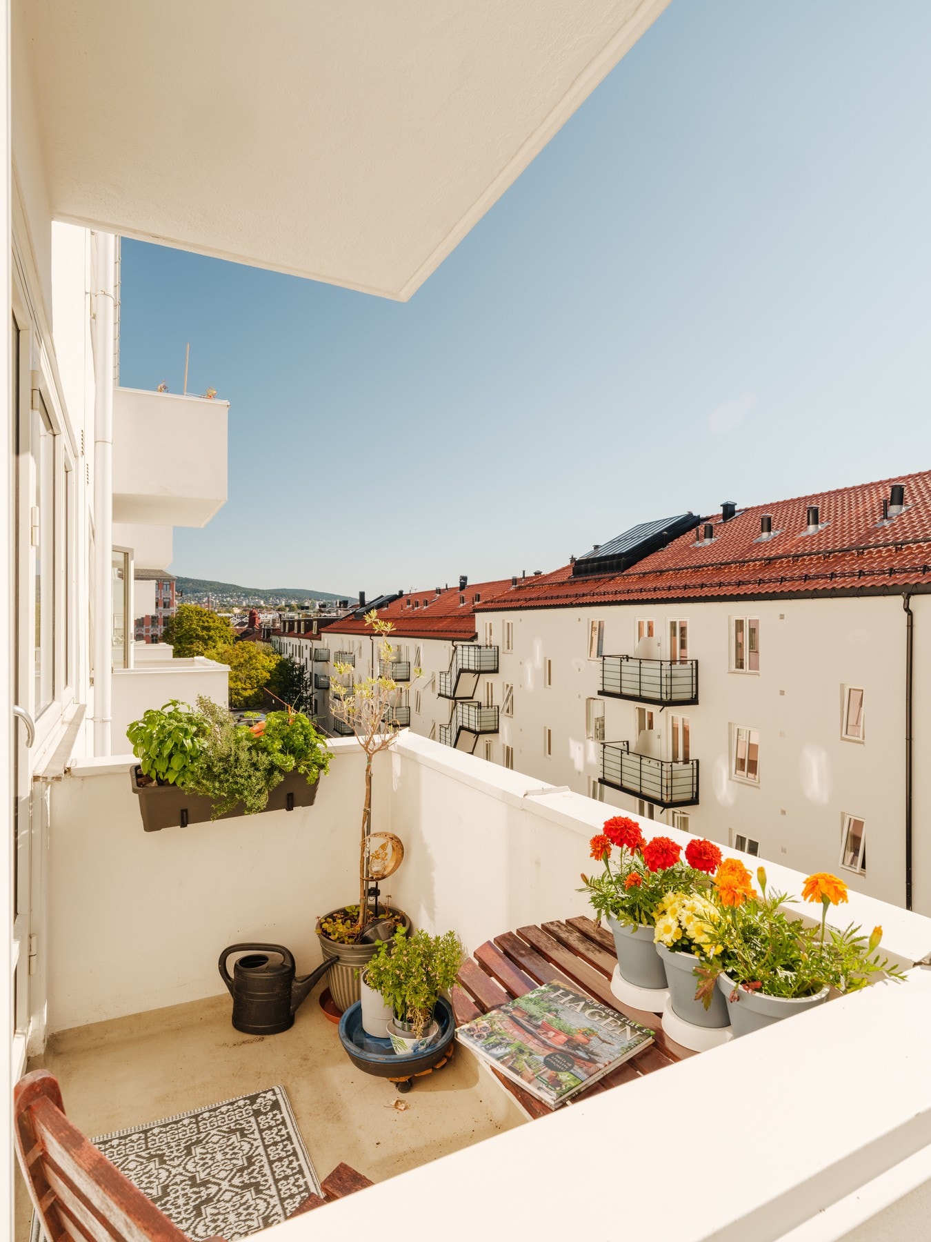 Koselig balkong med plass til sittegruppe og bord. Galleribilde