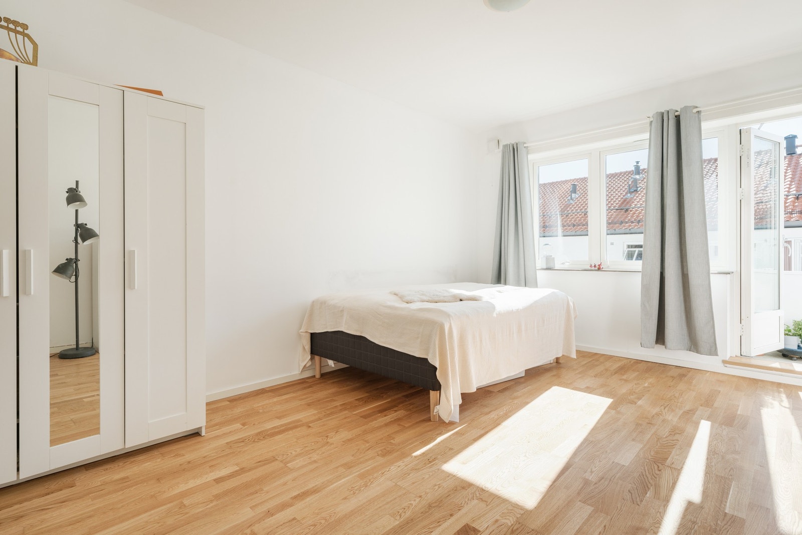 Det ene soverommet har utgang til balkong. Galleribilde