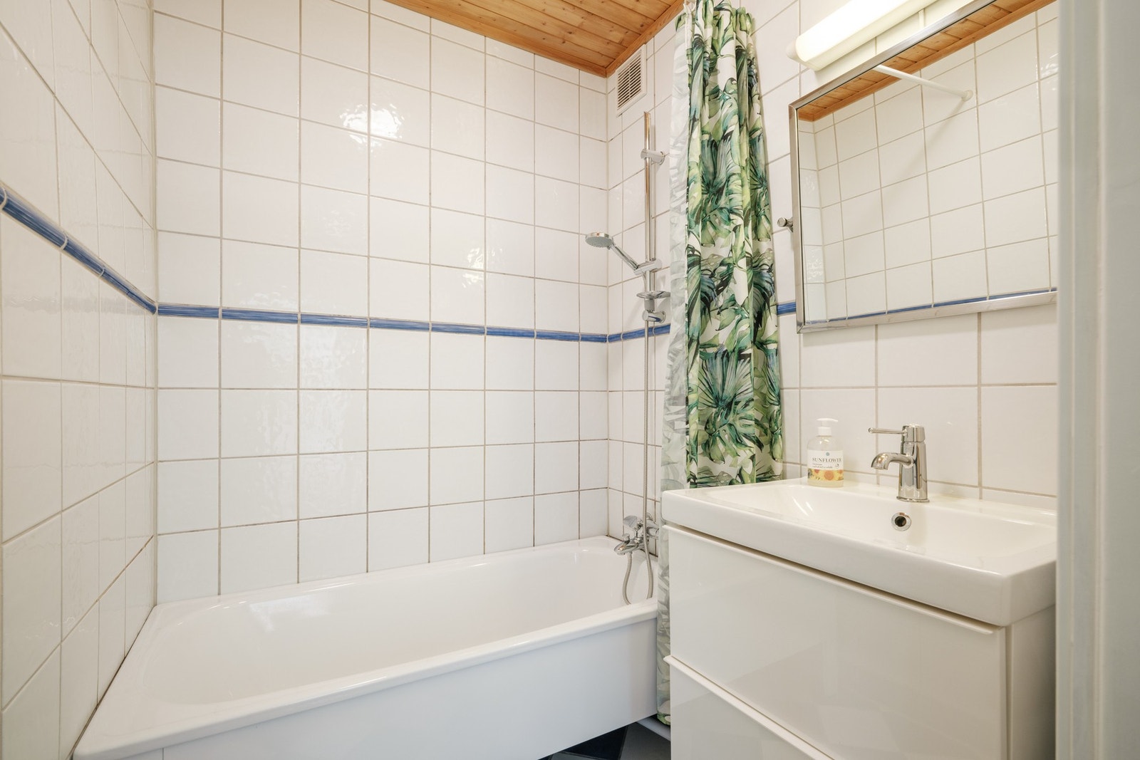 Leiligheten har videre et helfliset bad. Galleribilde