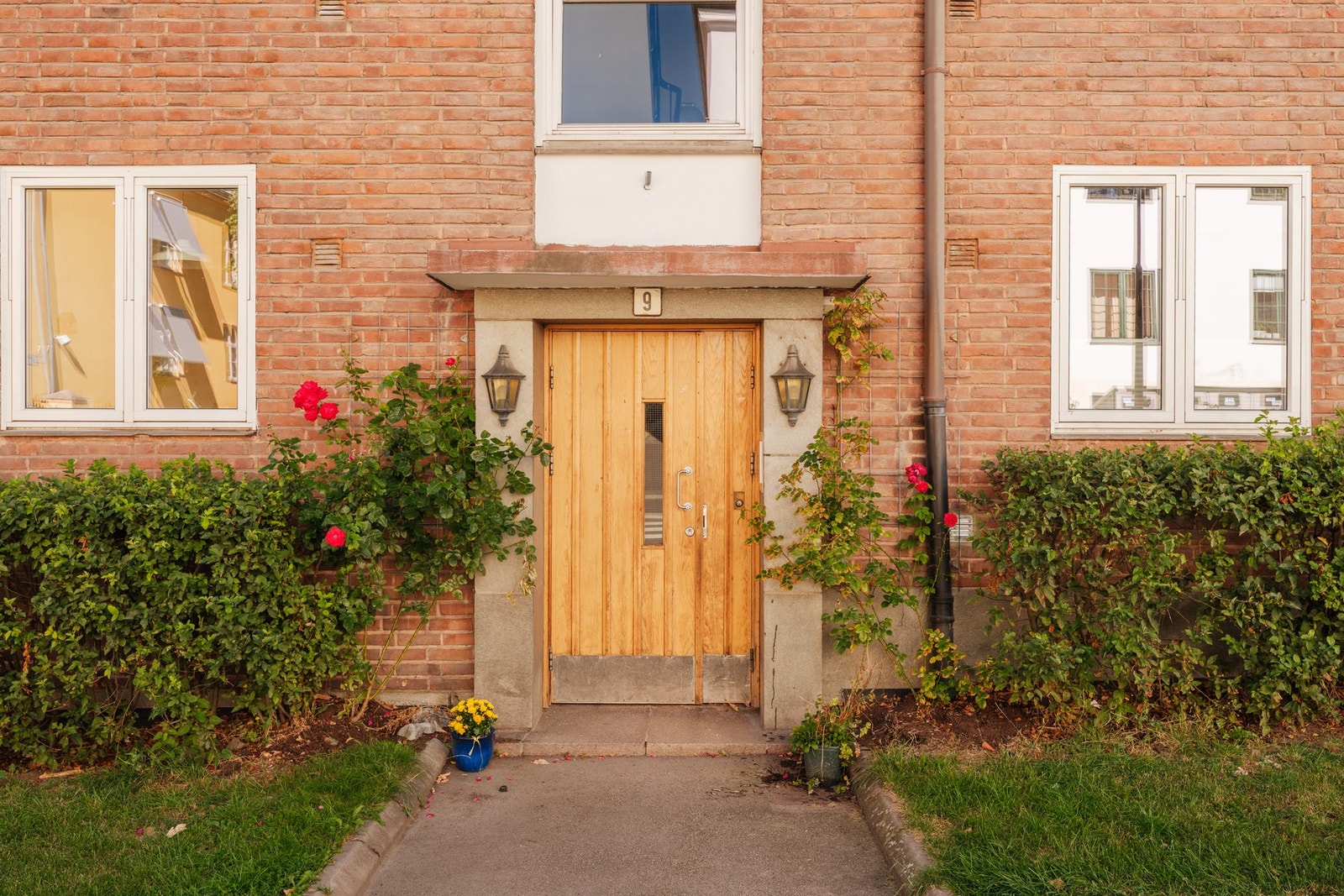 Pent og representabelt inngngsparti. Galleribilde