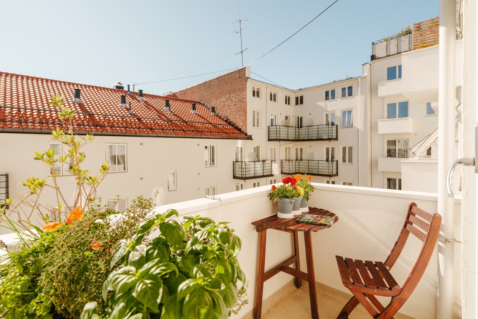 I hverdagen vil du sette pris på den koselige balkongen som har fin utsikt over nærområdet. Galleribilde