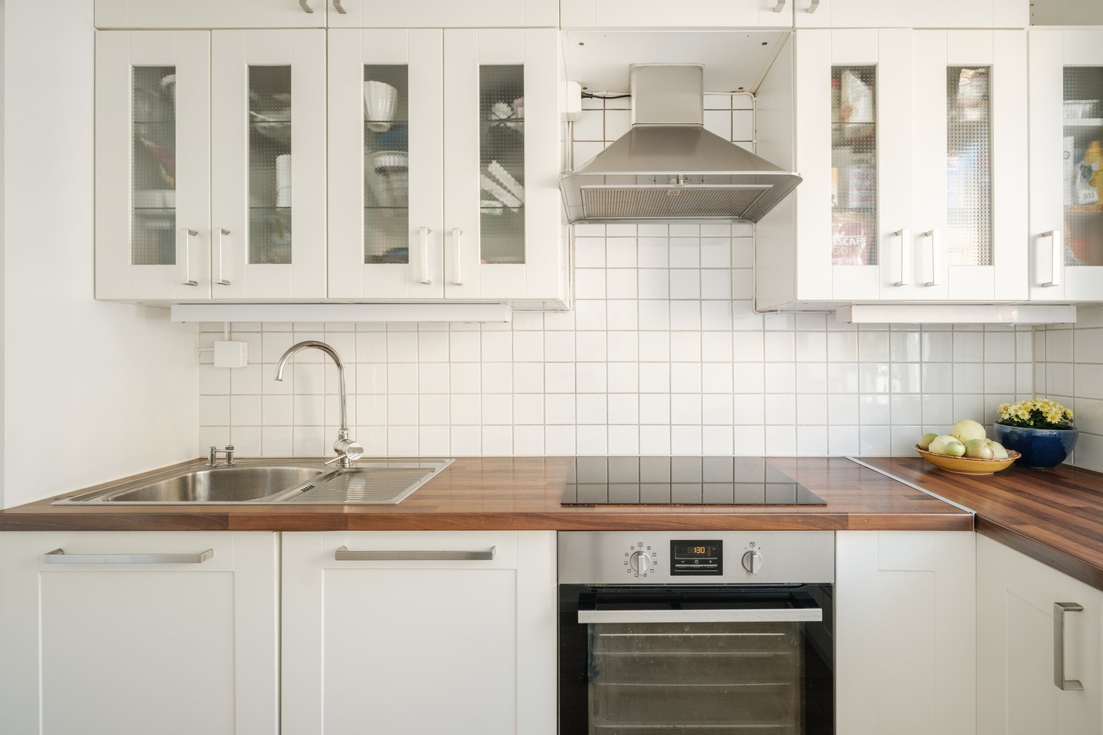 Kjøkkenet har en fin kombinasjon av skap- og benkeplass for både oppbevaring og matlaging. Galleribilde