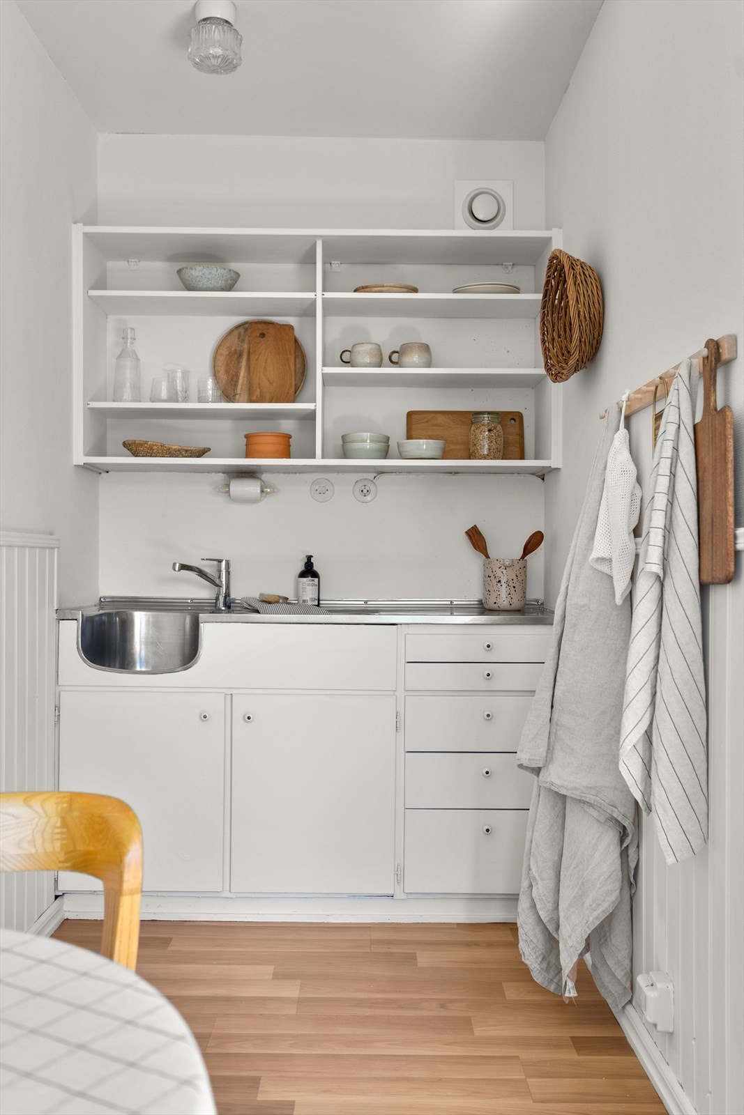 Det er ikke installert kokeplate, stekeovn eller ventilasjon per i dag. Her bør det påregnes modernisering, noe som gir nye eiere en flott mulighet til å tilpasse løsningen etter egne ønsker og behov. Galleribilde