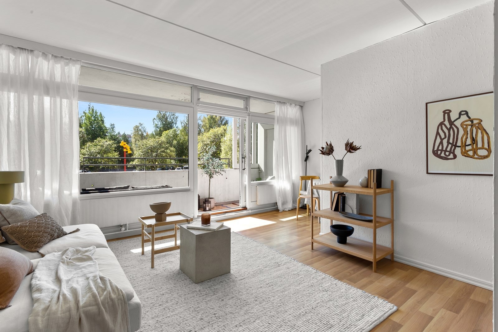 Planløsningen er effektiv, med entré, lys stue, kjøkken og pent flislagt bad. Sovealkoven gir en naturlig sone for seng, og det er god lagringsplass i gangen. Galleribilde