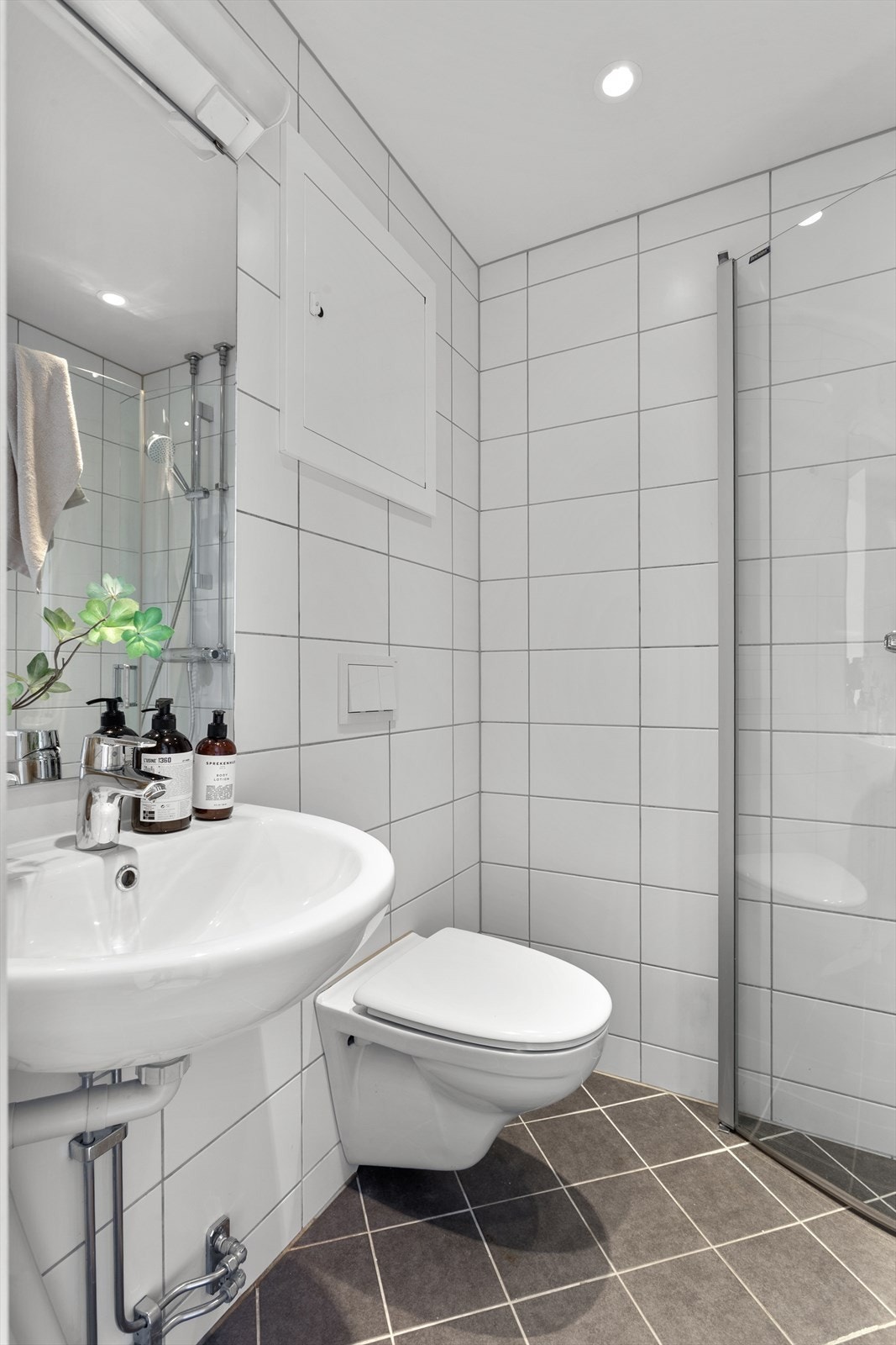 Pent flislagt baderom fra 2019 - oppusset i regi av borettslaget. Galleribilde