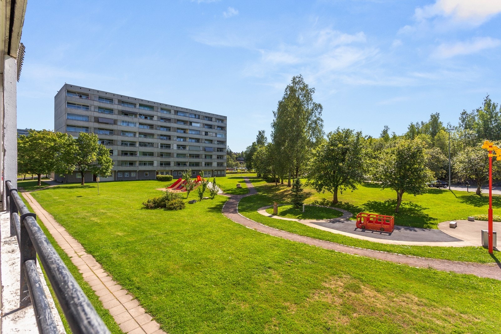 Stille og tilbaketrukket med lite innsyn. Galleribilde