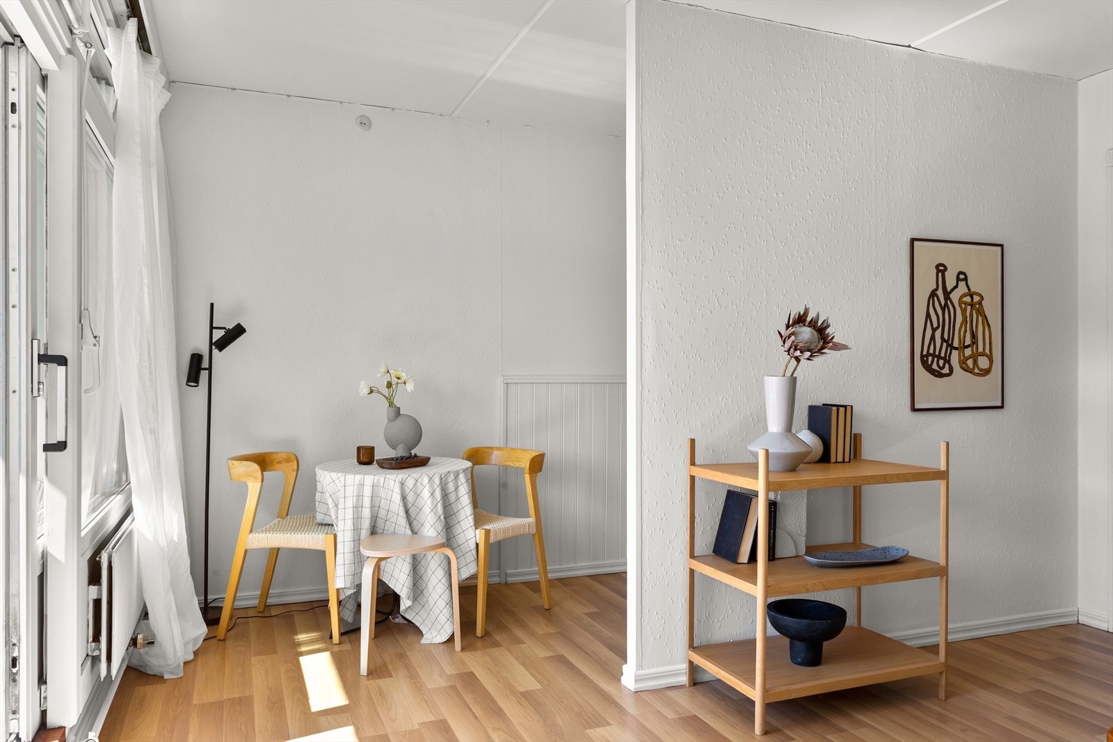 Kjøkkenet har delvis åpen løsning mot stuen, og er innredet med eldre kjøkkeninnredning fra byggeåret. Det er også plass til en koselig spisegruppe med bord og stoler. Galleribilde