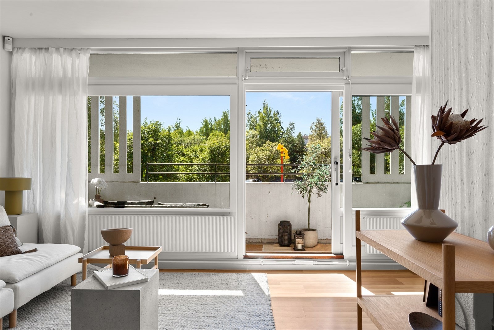 Lyst og romslig oppholdsrom med god plass til sofagruppe og salongbord. Galleribilde