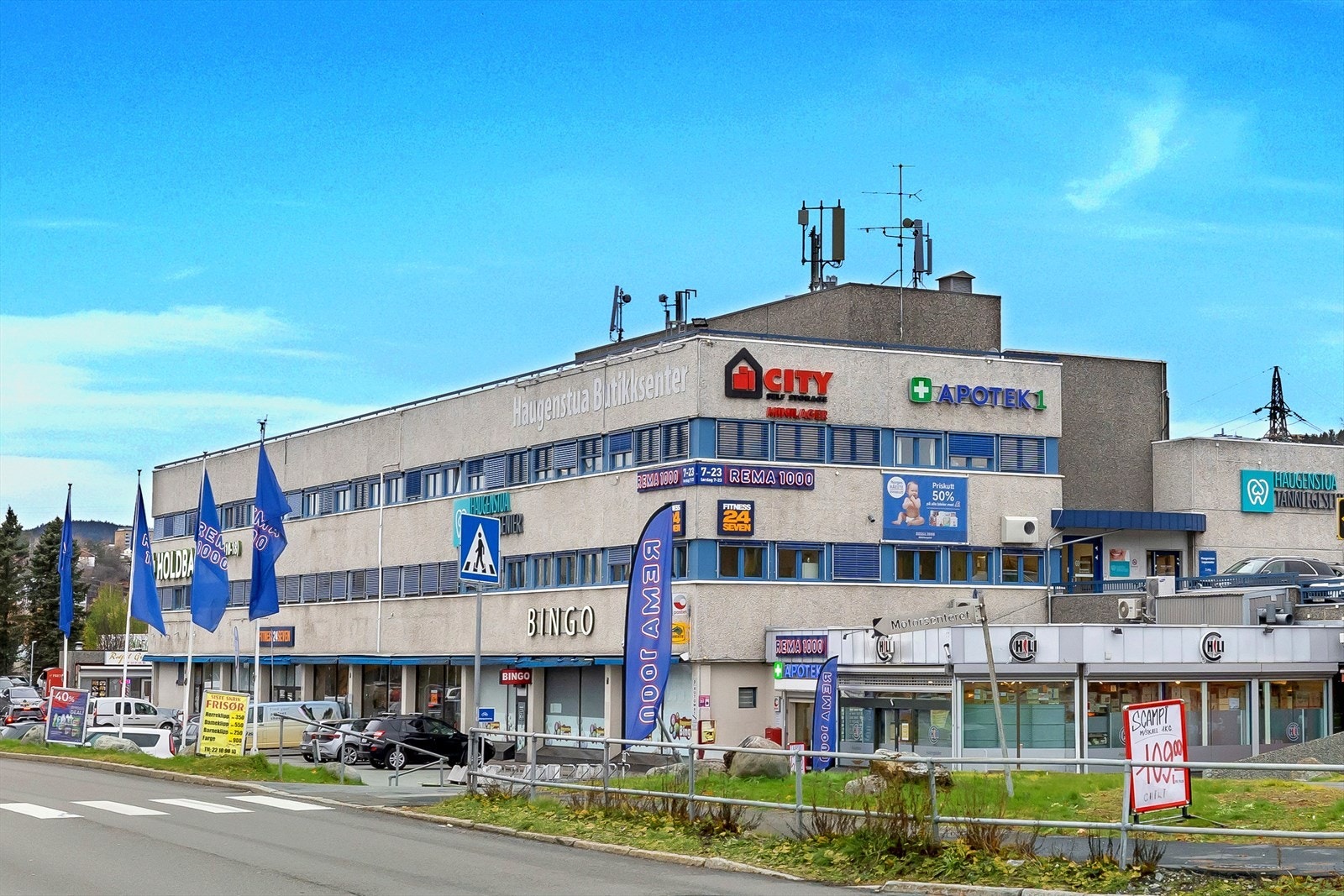 Innen gangavstand finner du det lokale Haugenstua senter, som huser dagligvarebutikker som Kiwi og Rema 1000 (med post i butikk), treningssenter (Fitness 24Seven), apotek, helsestasjon og tannklinikk. Galleribilde