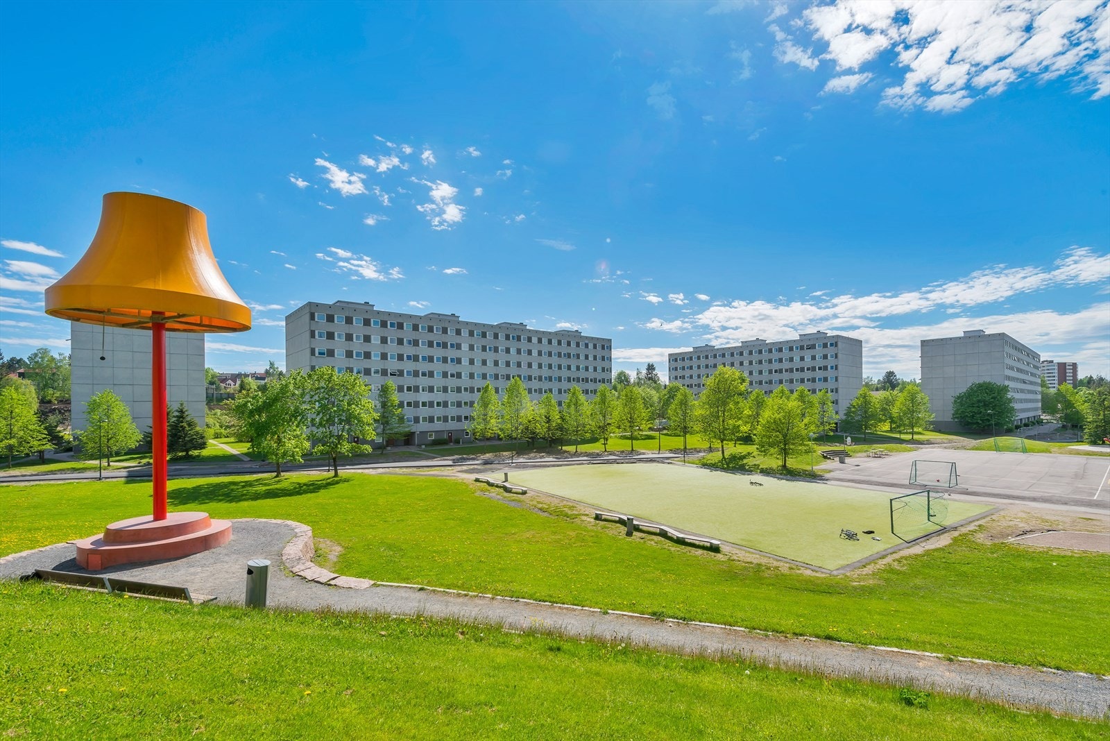 Ole Brumms vei 4 har en sentral beliggenhet på Haugenstua, øverst i Groruddalen, nord i Oslo. Dette er et rolig, grønt og familievennlig område med kort vei til både togstasjon, kjøpesentre, turterreng og servicetilbud. Galleribilde