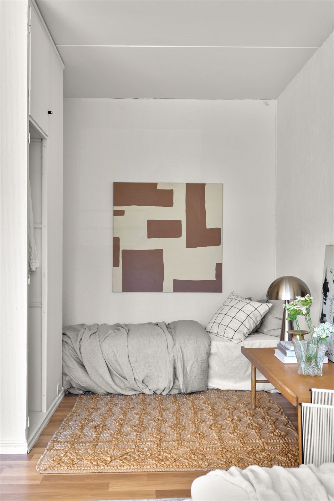 Her er det en innebygget garderobe for oppbevaring av klær og sko. I tillegg disponerer boligen en ekstern kjellerbod. Galleribilde