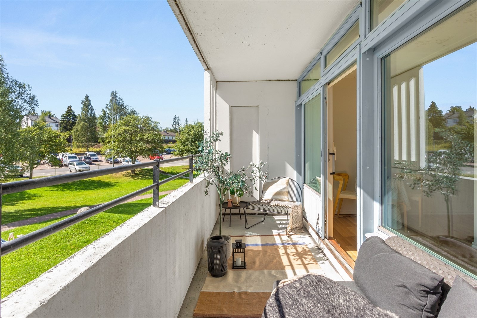 Leiligheten ligger i en høy 1. etasje med fin utsikt mot et grønt fellesområde. Galleribilde