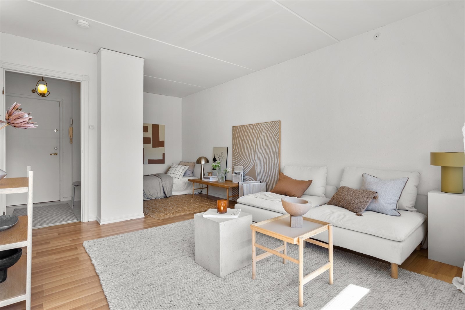 Åpen og luftig stue med soveplass diskret plassert i egen nisje. Galleribilde