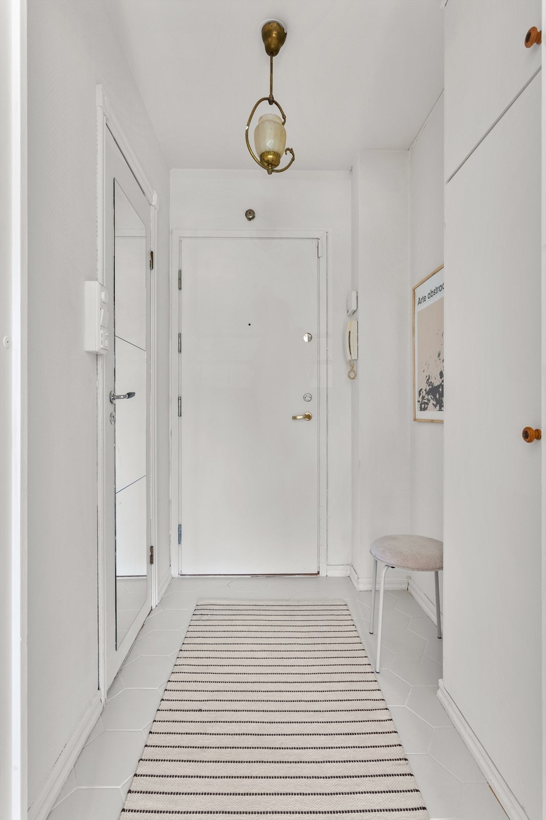 Leiligheten har en lys og innbydende entré med flislagt gulv og innebygget garderobeskap. Det er i tillegg plass til skoskap eller en liten kommode - tilpasset dine behov og ønsker. Galleribilde