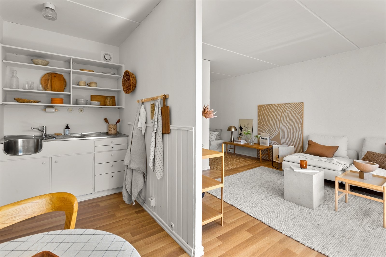 Varmtvann, fyring, kabel-tv og internett inkl. i felleskostnadene. Galleribilde