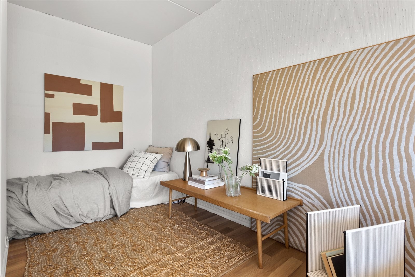 Smart planløsning - praktisk nisje gir egen soveplass i stuen. Galleribilde