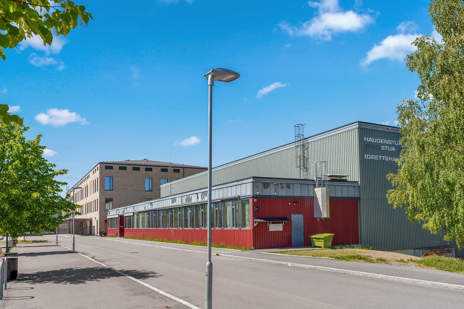 I tillegg finnes det et bredt spekter av fritidstilbud: friidrettsbane, golfbane, kunstgressbaner, idrettshaller, ridesenter, treningssentre og til og med slalåmbakke i nærheten. Galleribilde