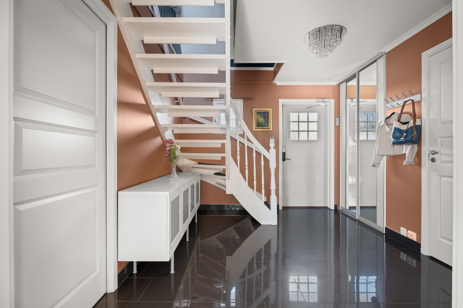 Stilfull entré som er malt opp i en varm, tidsmessig fargetone. Galleribilde