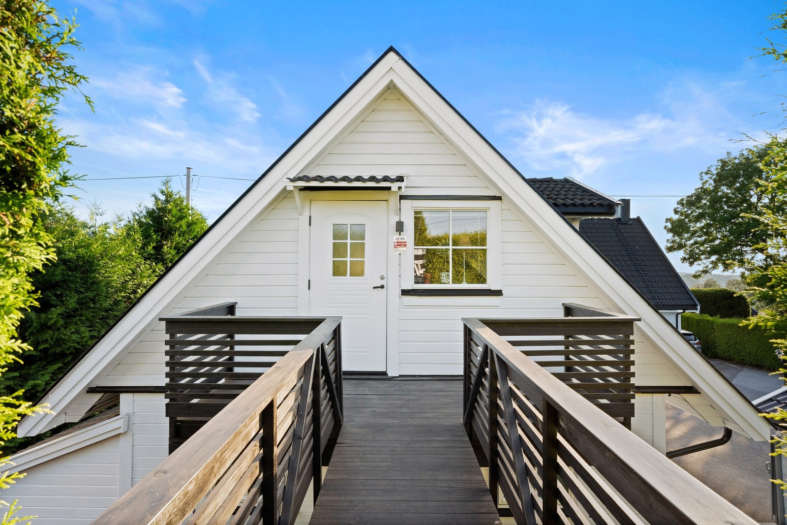 I en frittliggende garasjebygning er det et anneks over to etasjer med inngang fra gårdsplassen og via en terrasse ved stuen i andre etasje. Galleribilde