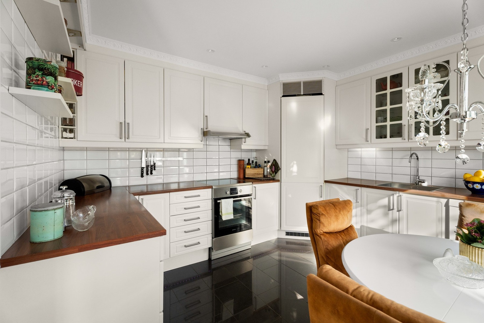 Veggene er malt i en pent grønntone, og på gulvet er det koksgrå fliser. Galleribilde