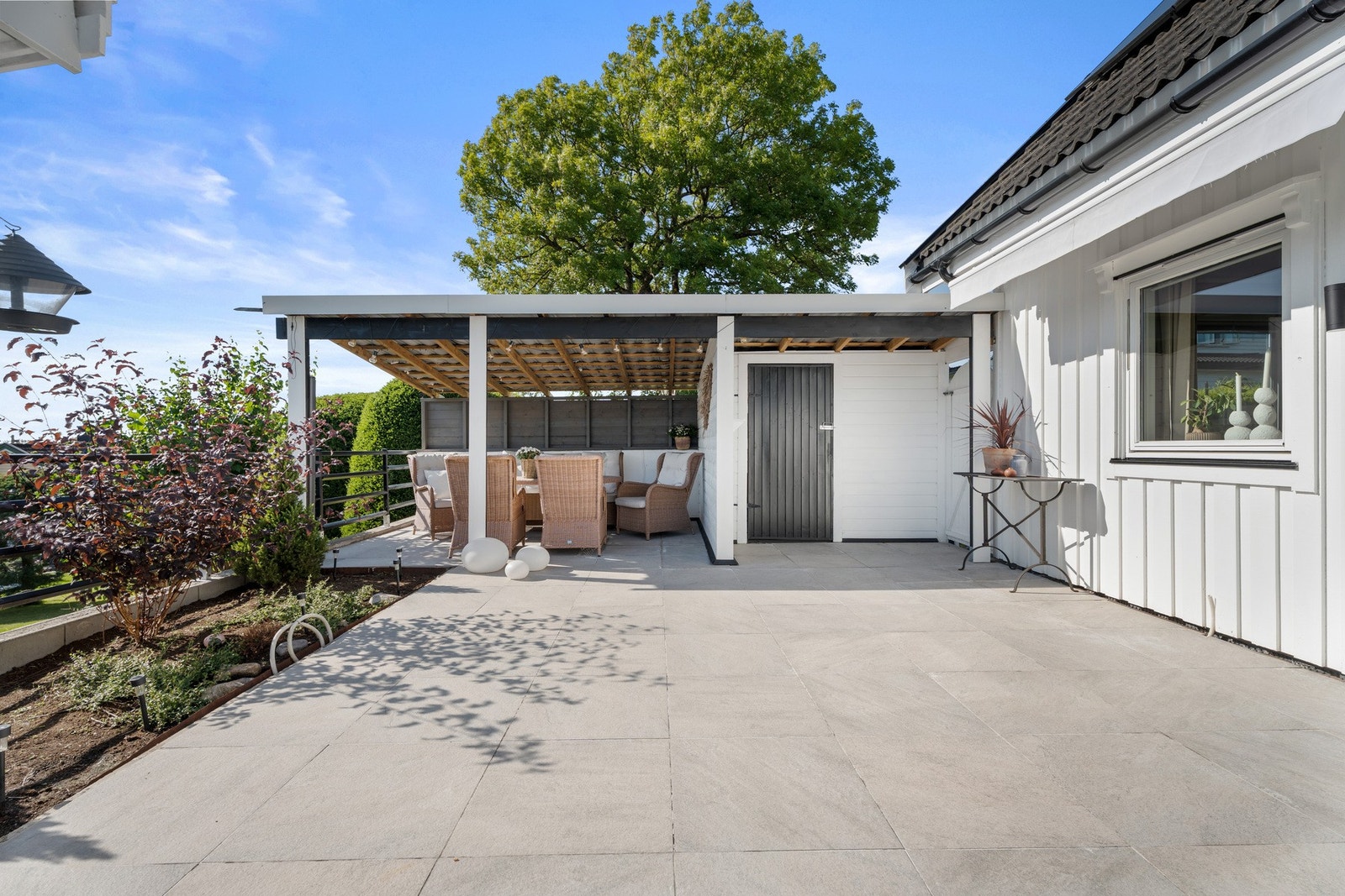 Her er solforholdene upåklagelige, og det kan fint møbleres med både spisegruppe og lounge. Galleribilde