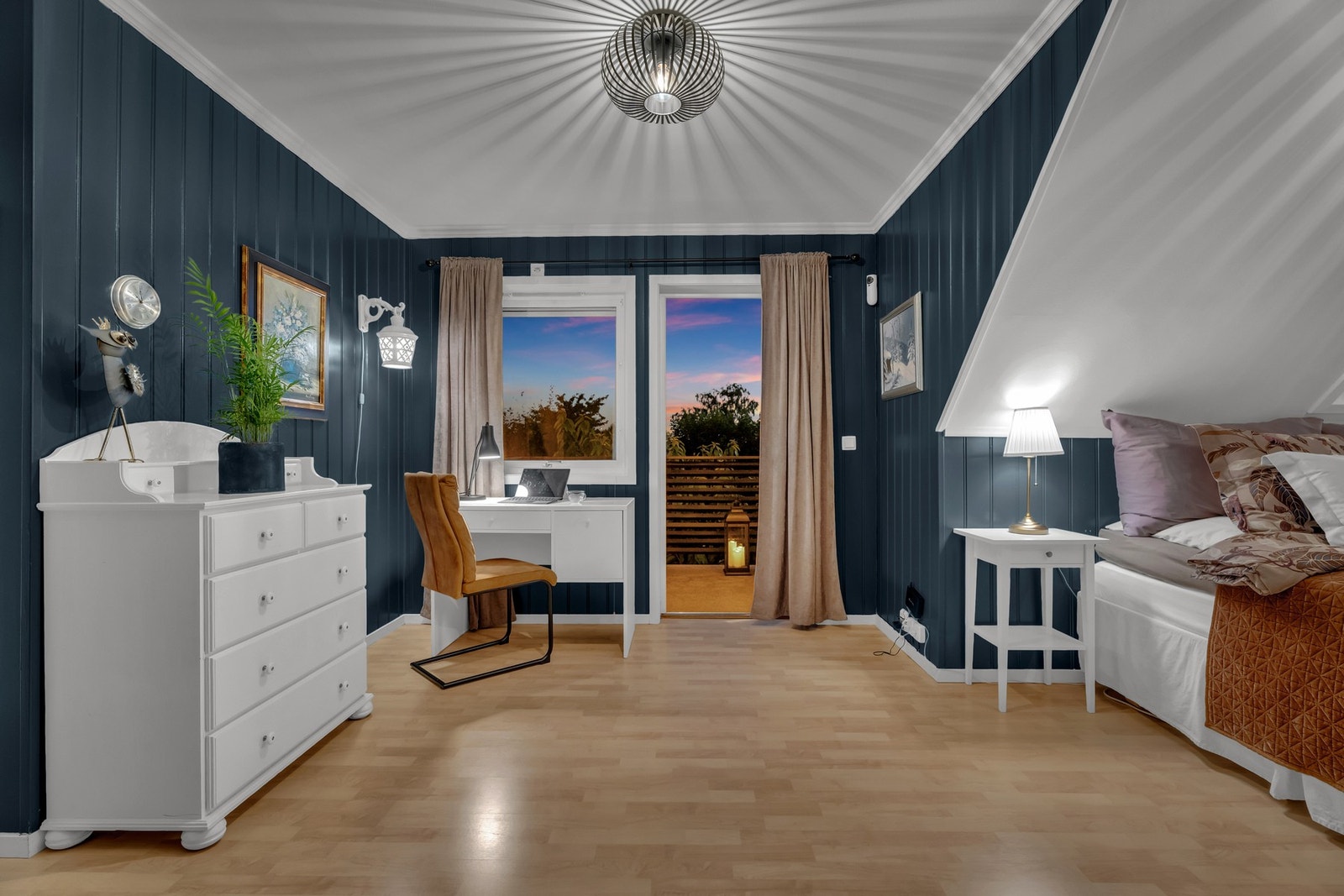 Fra loftstuen er det utgang til en sydvestvendt balkong på ca. 5 kvm. Galleribilde