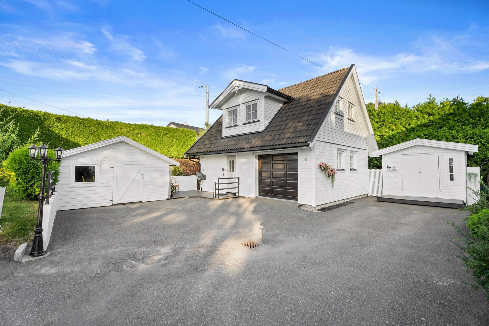 Det ble installert solcellepaneler på yttertaket i 2022, og i 2025 er både hus og garasje malt utvendig. Galleribilde