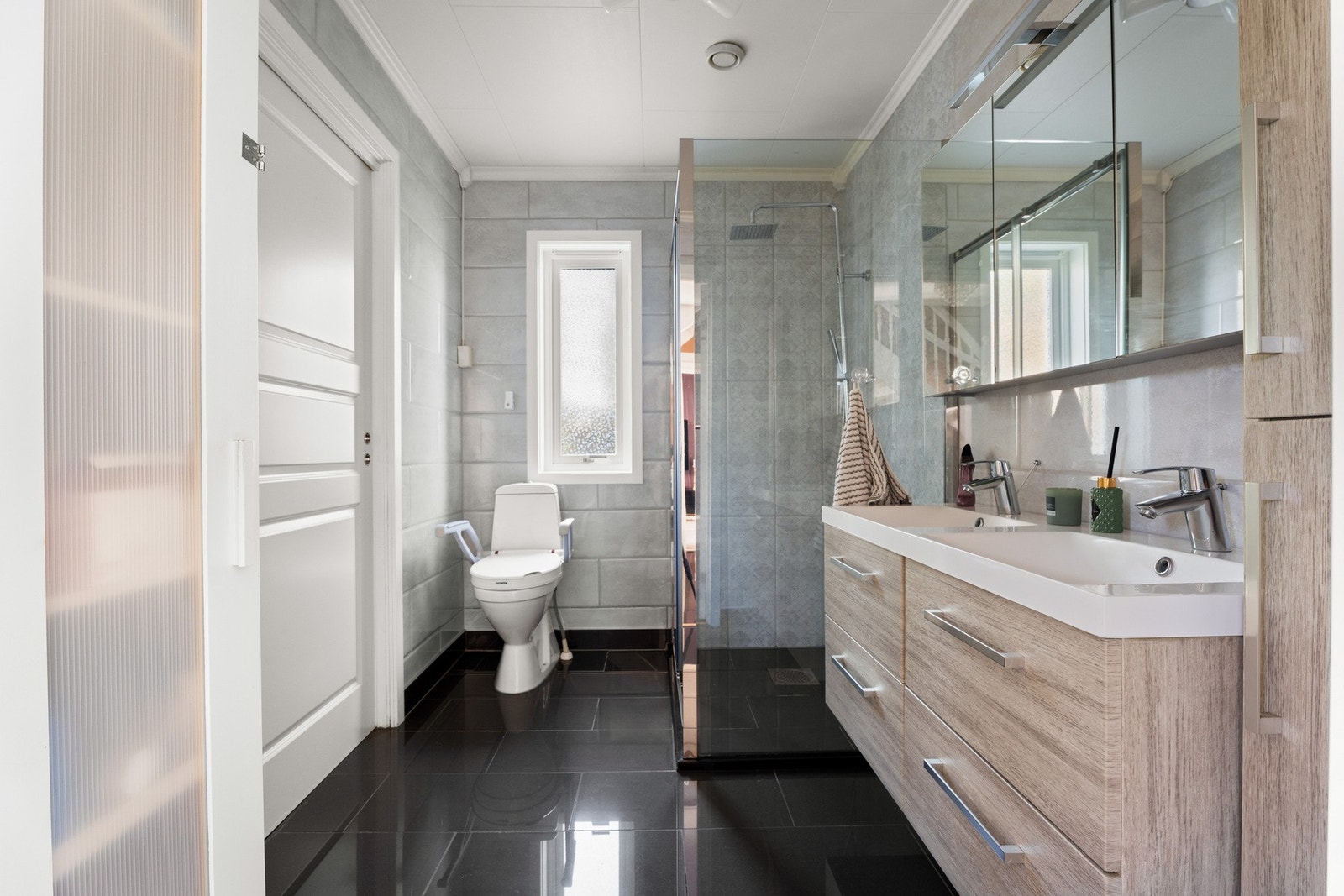 Her er det fliser på gulv med vannbåren gulvvarme. Galleribilde