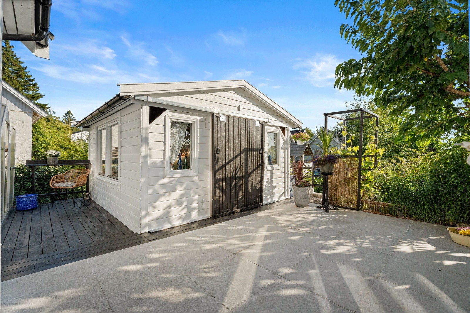 Skulle det komme litt ruskevær kan man trekke inn i en tilliggende, lun hagestue. Galleribilde