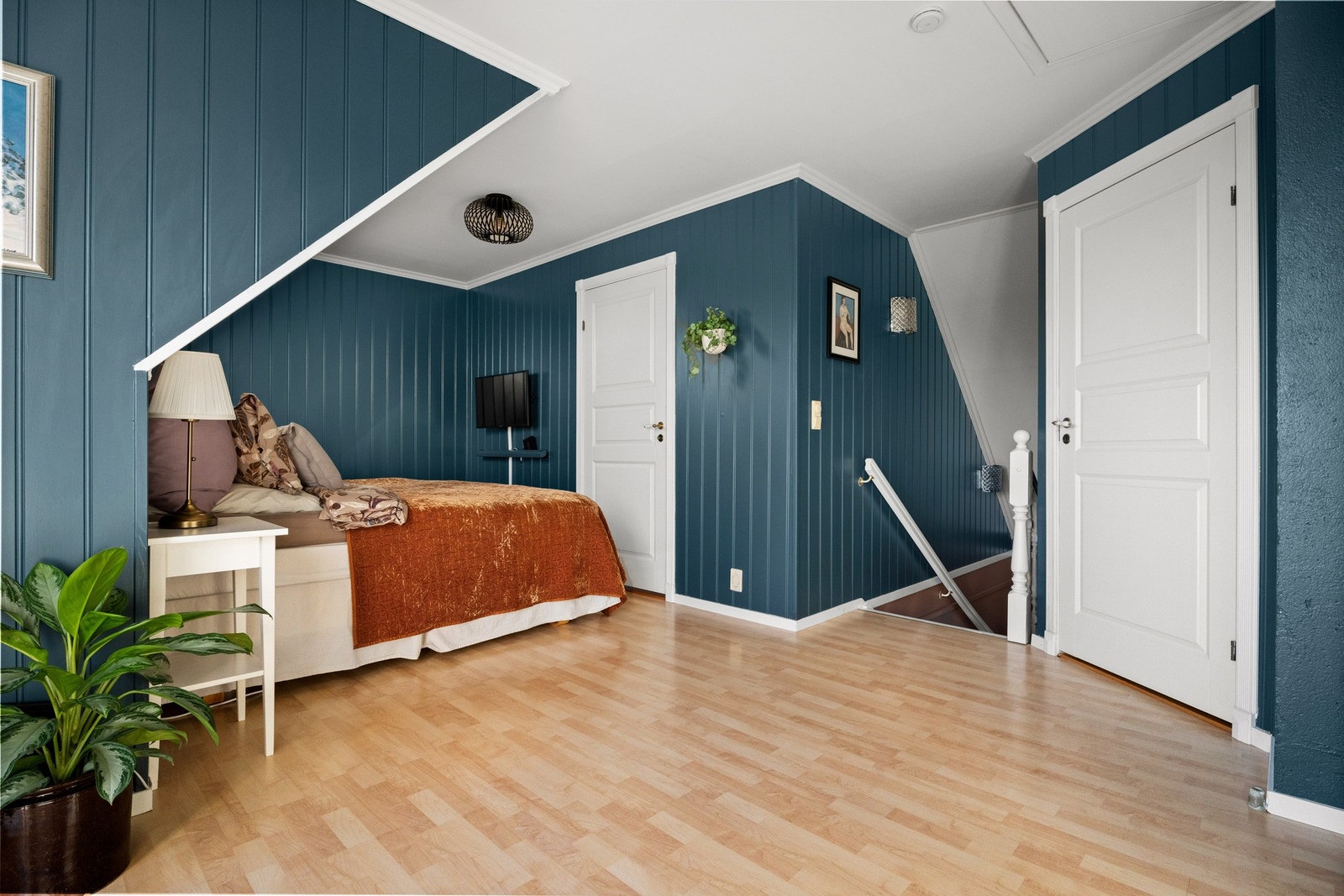 Ved soverommene i andre etasje er det en flott loftstue med blåmalte vegger mot lyst laminatgulv. Galleribilde