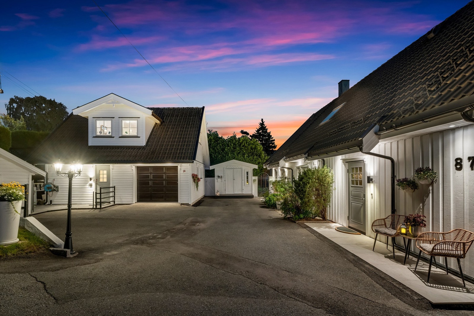 Tomannsboligen ligger fint plassert på en meget pent opparbeidet, skrånende tomt på 911,4 kvm. Galleribilde