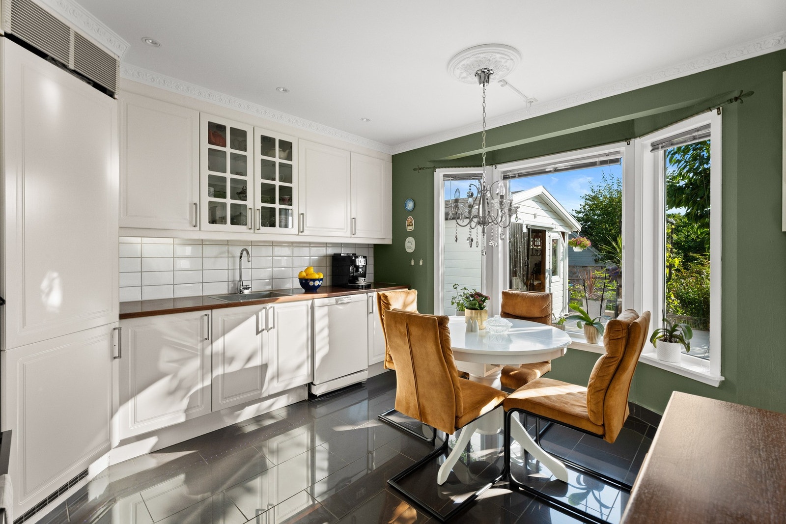 Kjøkkenet i hoveddelen er romslig og stilrent, og har fin plass til spisebord ved et stort karnappvindu. Galleribilde