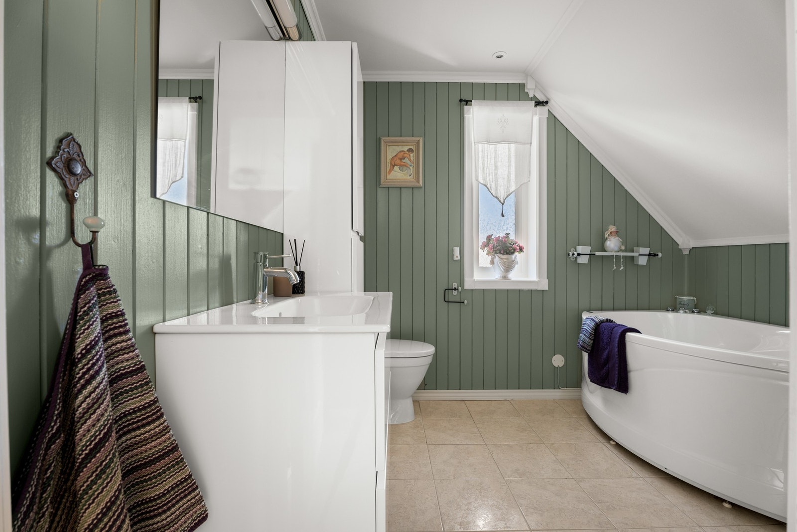 Av innredning er det en hvit skuffeseksjon med heldekkende servant, et høyskap og et stort speil med belysning. Galleribilde