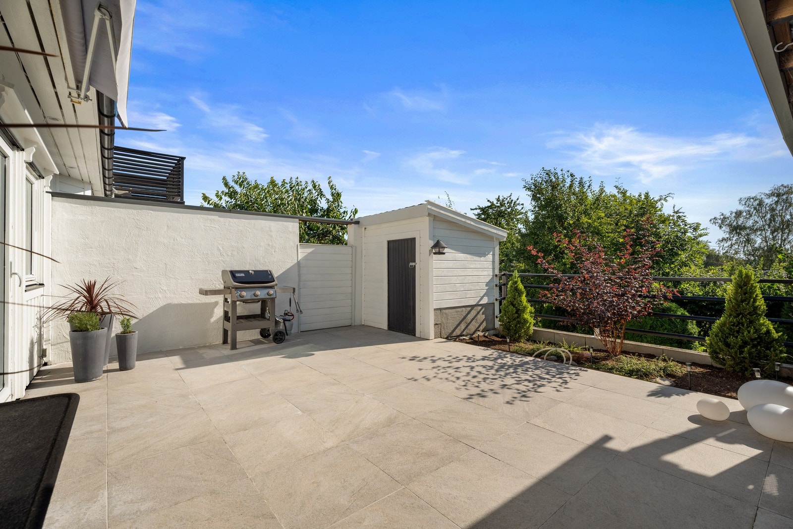 Markterrassen har en lun, overbygd del, samt to tilliggende uteboder med plass til hageputer, utstyr og leker. Galleribilde