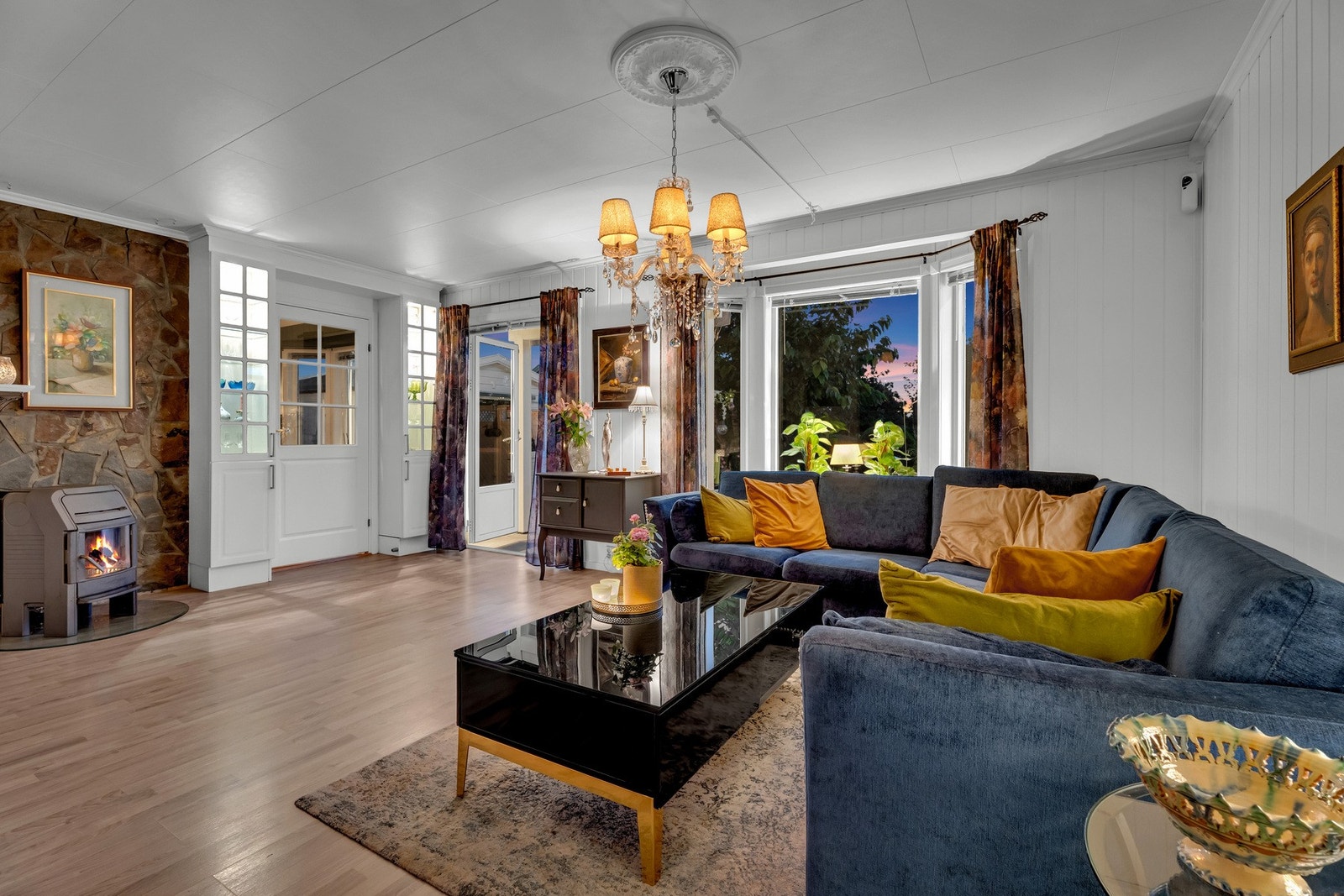 Stuen oppleves som luftig og innbydende, og den vinklede planløsningen gir fine, definerte soner for møblering. Galleribilde