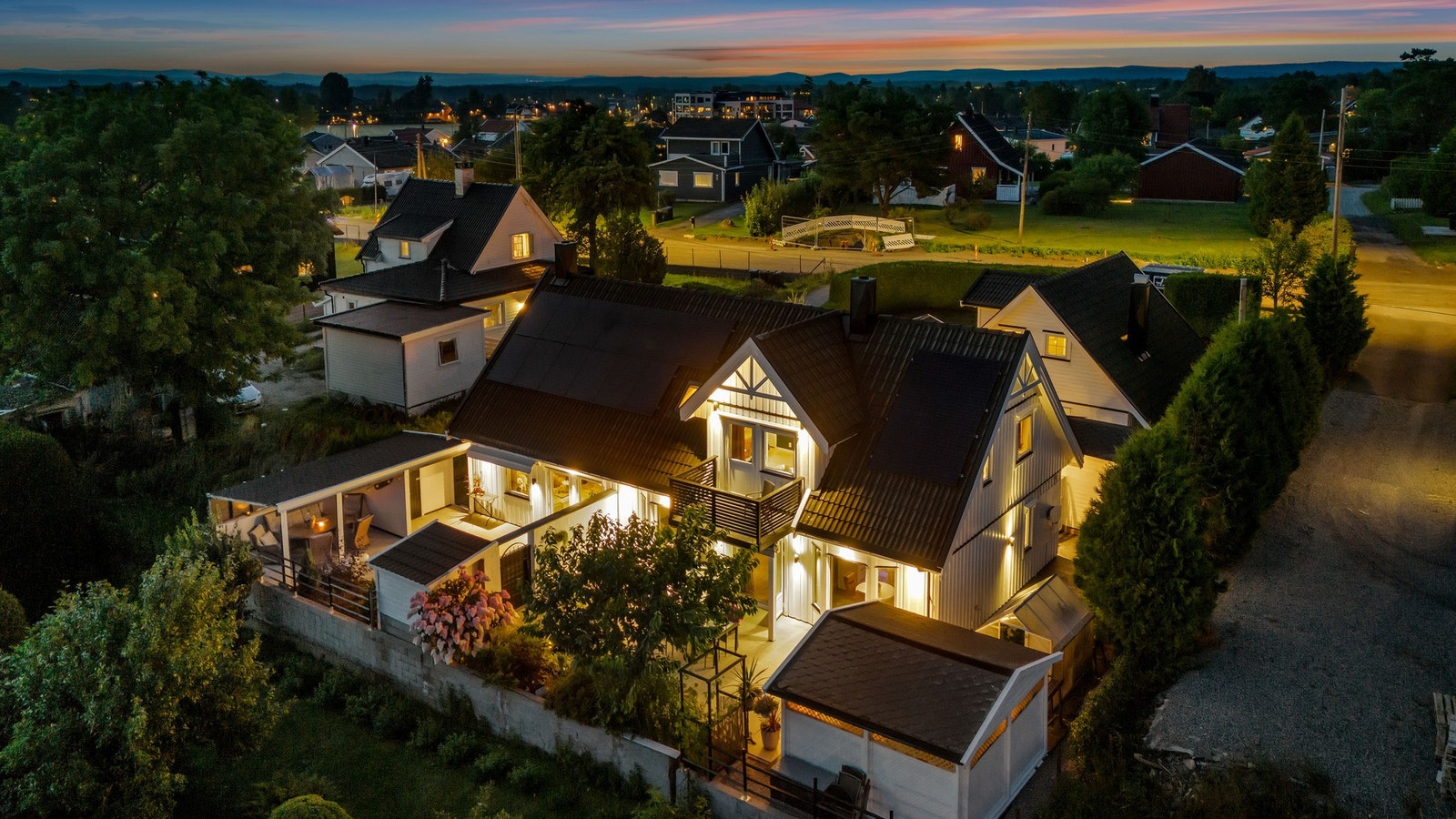 Tomten er optimalt utnyttet, og har blant annet en stor, asfaltert gårdsplass, plenområder, velfrisert hekk og frodige prydbusker. Galleribilde