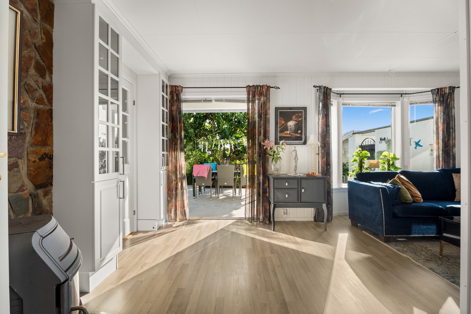 Fra stuen er det utgang til en sydvestvendt, skjermet markterrasse med tilliggende hagestue og drivhus. Galleribilde